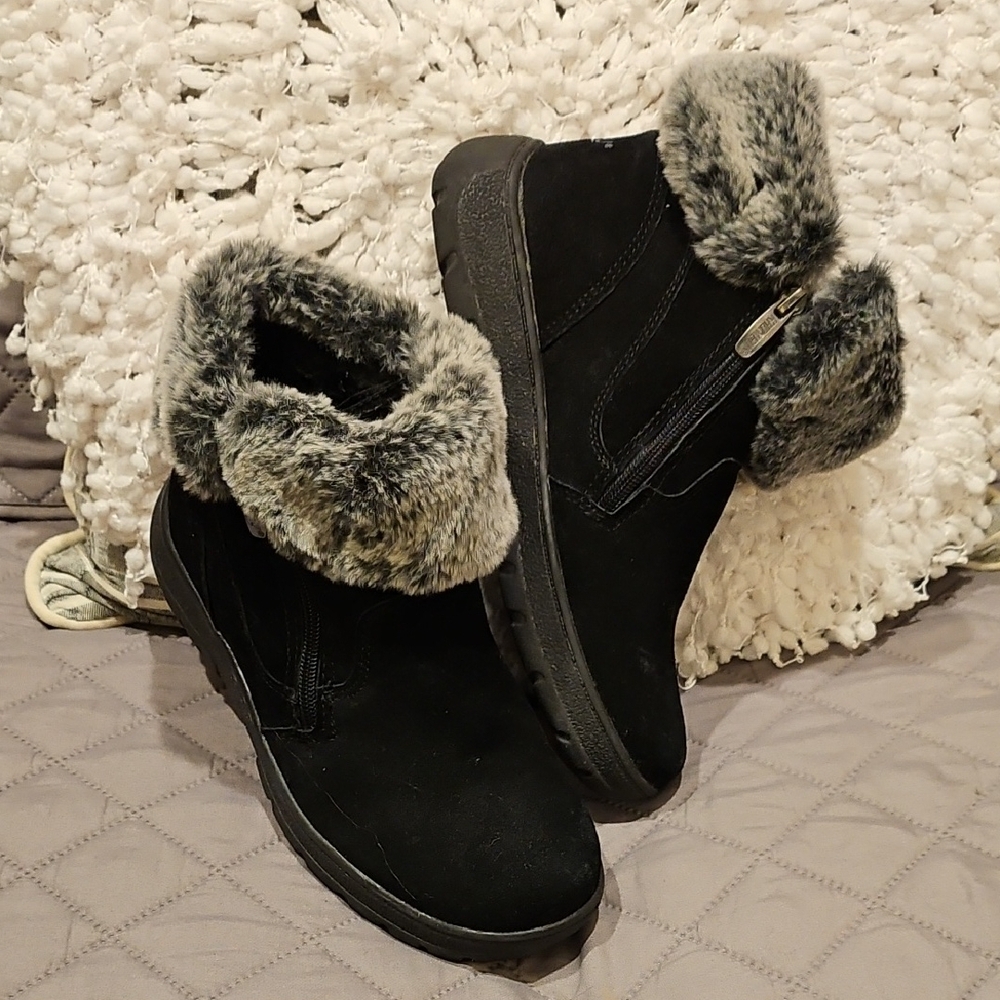 Khombu Black and Gray Ankle Boots with Faux Fur Trim